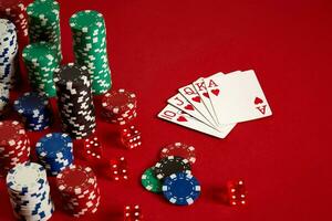Kasino Glücksspiel Poker Ausrüstung und Unterhaltung Konzept - - schließen oben von spielen Karten und Chips beim rot Hintergrund. königlich spülen Herz. foto