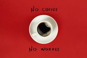 oben Aussicht von Tasse von schwarz Kaffee und Nein Kaffee Nein Arbeiter Beschriftung isoliert auf rot Hintergrund foto