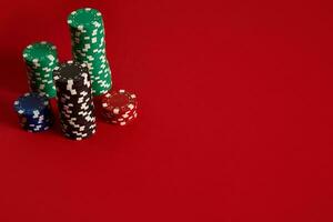 Poker Chips auf rot Hintergrund. Gruppe von anders Poker Chips. Kasino Hintergrund. foto