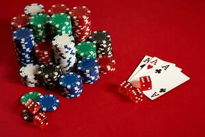 Kasino Glücksspiel Poker Ausrüstung und Unterhaltung Konzept - - schließen oben von spielen Karten und Chips beim rot Hintergrund. drei von ein nett foto