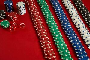 Stapel von Poker Chips auf rot Hintergrund beim Kasino foto