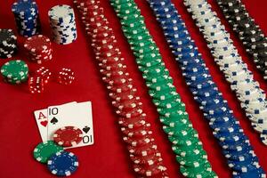 Poker Karten und Glücksspiel Chips auf rot Hintergrund foto