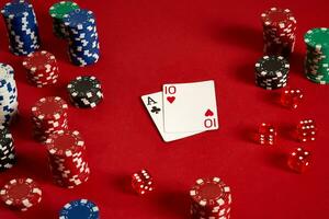 Poker Karten und Glücksspiel Chips auf rot Hintergrund foto