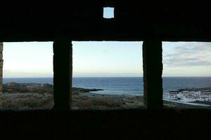 ein Aussicht von das Ozean durch ein Fenster foto