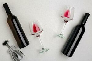 zwei Brille von rot Wein und Trauben. oben Aussicht foto