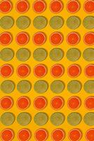 Grapefruit und Limette Muster auf Gelb Hintergrund. minimal eben legen Konzept. foto