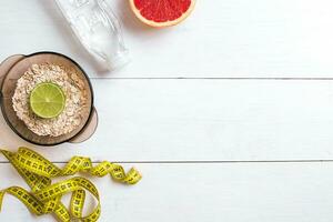 gesund Essen mit Müsli, Wasser und Grapefruit. oben Sicht. foto