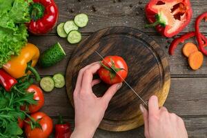 Sport und Diät. geschnitten Gemüse. Pfeffer, Tomaten, Salat auf rustikal Hintergrund foto