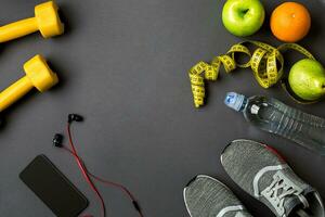 Sport Zubehör zum Fitness auf das dunkel Boden. gesund Lebensstil Konzept. foto