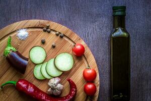 gesund Essen, Vegetarier Lebensmittel. roh Aubergine bereit zum braten im ein braten schwenken mit Gewürze im Olive Öl foto