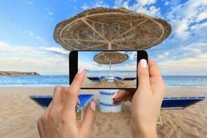 Handy, Mobiltelefon Telefon Fotografie von ein Strand breit Aussicht horizontal foto