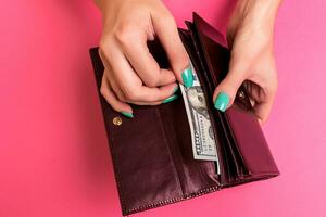 Frau Hand entfernen Geld von Geldbörse, Studio Schuss foto