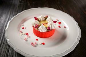 Karamell Käsekuchen mit Sahne und Blumen auf das hölzern Hintergrund foto