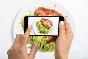 ein jung Frau nehmen Foto von Essen auf Smartphone, Fotografieren Mahlzeit mit Handy, Mobiltelefon Kamera