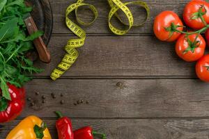 Gemüse und im messen Band im Diät auf hölzern Hintergrund. oben Sicht. foto