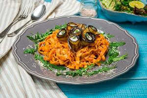 Pasta mit Auberginen, Tomate, Käse und Rucola foto