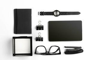 mischen von Büro liefert und Geschäft Gadgets auf ein modern Schreibtisch foto