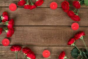 rot Rosen Strauß Über hölzern Tisch. oben Aussicht mit Kopieren Raum. Blumen foto