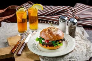 Sandwich mit Hühnchenburger, Tomaten, Käse und Salat foto