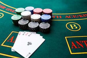 Poker Chips auf ein Tabelle beim das Kasino foto
