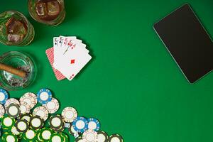 einstellen zu spielen Poker mit Karten und Chips auf Grün Hintergrund foto