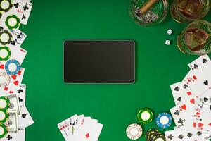 einstellen zu spielen Poker mit Karten und Chips auf Grün Hintergrund foto