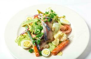 Salat mit Makrele Fisch, Zucchini, Kopfsalat, Möhren und cremig Dressing foto