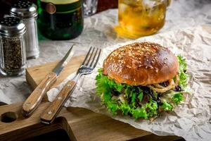 Sandwich mit Strauß Burger, Zwiebel, Soße und Grüner Salat foto