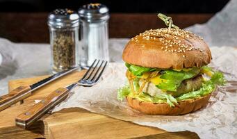 hausgemacht Burger auf das hölzern Tabelle foto