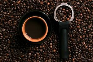ein Tasse von schwarz Kaffee mit Kaffee Bohne wie Hintergrund foto