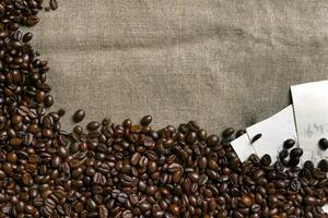 Kaffee Bohnen und Blatt Musik- auf Sackleinen Hintergrund. foto