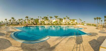 Panorama beim schön Schwimmen Schwimmbad und Palme Bäume im Ägypten foto