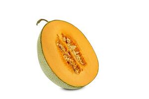 Hälfte von köstlich Cantaloup-Melone Melone im ein Querschnitt, isoliert auf Weiß Hintergrund mit Kopieren Raum zum Text oder Bilder. Seite Sicht. Nahansicht Schuss. foto