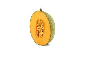 Hälfte von köstlich Cantaloup-Melone Melone im ein Querschnitt, isoliert auf Weiß Hintergrund mit Kopieren Raum zum Text oder Bilder. Seite Sicht. Nahansicht Schuss. foto