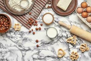 Nahansicht Schuss. oben Aussicht von ein Backen Zutaten und Geschirr auf das Marmor Tabelle Hintergrund. foto