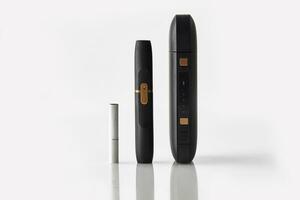 Neu Generation schwarz elektronisch Zigarette, Batterie und einer Hitzestab isoliert auf Weiß. Hi-Tech Heizung Tabak System. Werbung, schließen oben foto