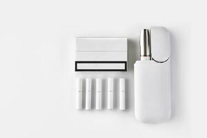 Neu Generation elektronisch Zigarette im öffnen Batterie, einer Pack, fünf Hitzestäbe isoliert auf Weiß. Hi-Tech Heizung Tabak System. schließen oben foto
