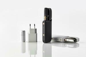 Neu Generation schwarz und Weiß elektronisch Zigaretten und öffnen Batterien isoliert auf Weiß. Hi-Tech Heizung Tabak System. Werbung, schließen oben foto