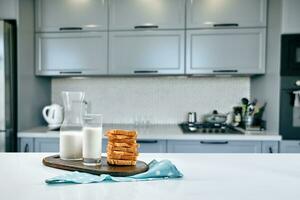 Toast Weizen Brot geschnitten und Kuh Milch auf Tisch, Frühstück im Morgen foto