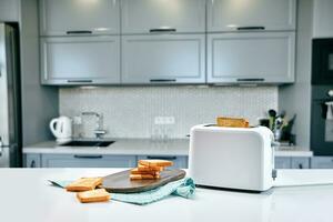 heiß Morgen im ein Weiß Küche mit frisch Toast foto