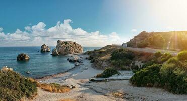 Panorama- Schuss von das Küste von Aphrodite Geburtsort in der Nähe von paphos Stadt, Zypern. ein Beliebt Urlaub Ziel. Tourismus, Urlaub, Reisen Konzept. foto