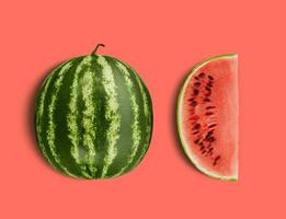 Grün, gestreift Wassermelone, Rosa Hintergrund mit Kopieren Raum zum Text, Bilder. Querschnitt. Beere mit rot Fleisch, schwarz Samen. oben Sicht. Nahansicht. foto