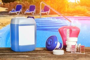 Ausrüstung mit chemisch Reinigung Produkte und Werkzeuge zum das Instandhaltung von das Schwimmen Schwimmbad. foto