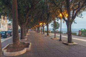 leeren Straßen von ein schön Strand von Tarent mit ein atemberaubend die Architektur. foto