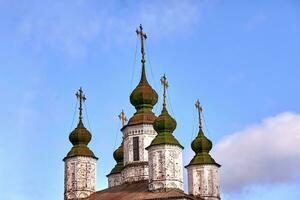 östlichen orthodox Kreuze auf Gold Kuppeln, Kuppeln, gegen Blau Himmel mit Wolken foto