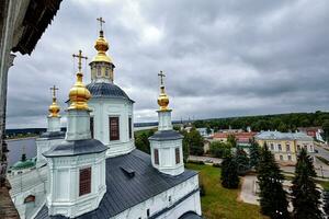 östlichen orthodox Kreuze auf Gold Kuppeln, Kuppeln, gegen Blau Himmel mit Wolken foto