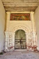 gesperrt hölzern Tür von das alt orthodox Kirche foto