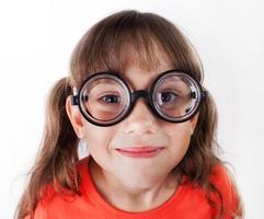 lustiges kleines Mädchen in runder Brille foto