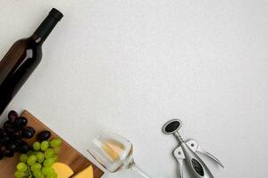 Wein, Brille und Korkenzieher Über Weiß Hintergrund. oben Aussicht foto
