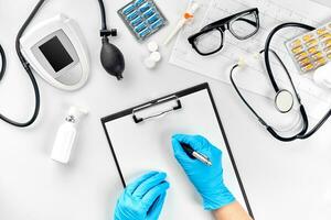 Arzt s Tisch, Werkzeug, medizinisch Instrumente, Therapeut Tonometer, Blut Druck, Arbeit im Krankenhaus auf Weiß Hintergrund eben legen foto